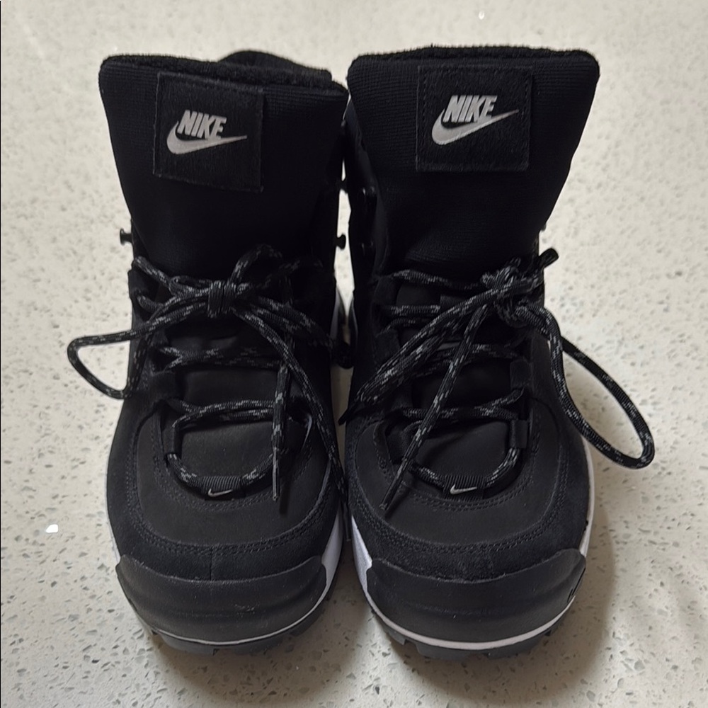 Nike Black Sneakers Sleek Design
